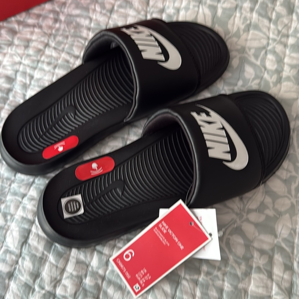 Nike Victori One slide size 6 -
NWT  || size 7 -NWT also available